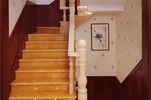 阿图什中式别墅室内汉白玉石楼梯的定制安装装饰效果